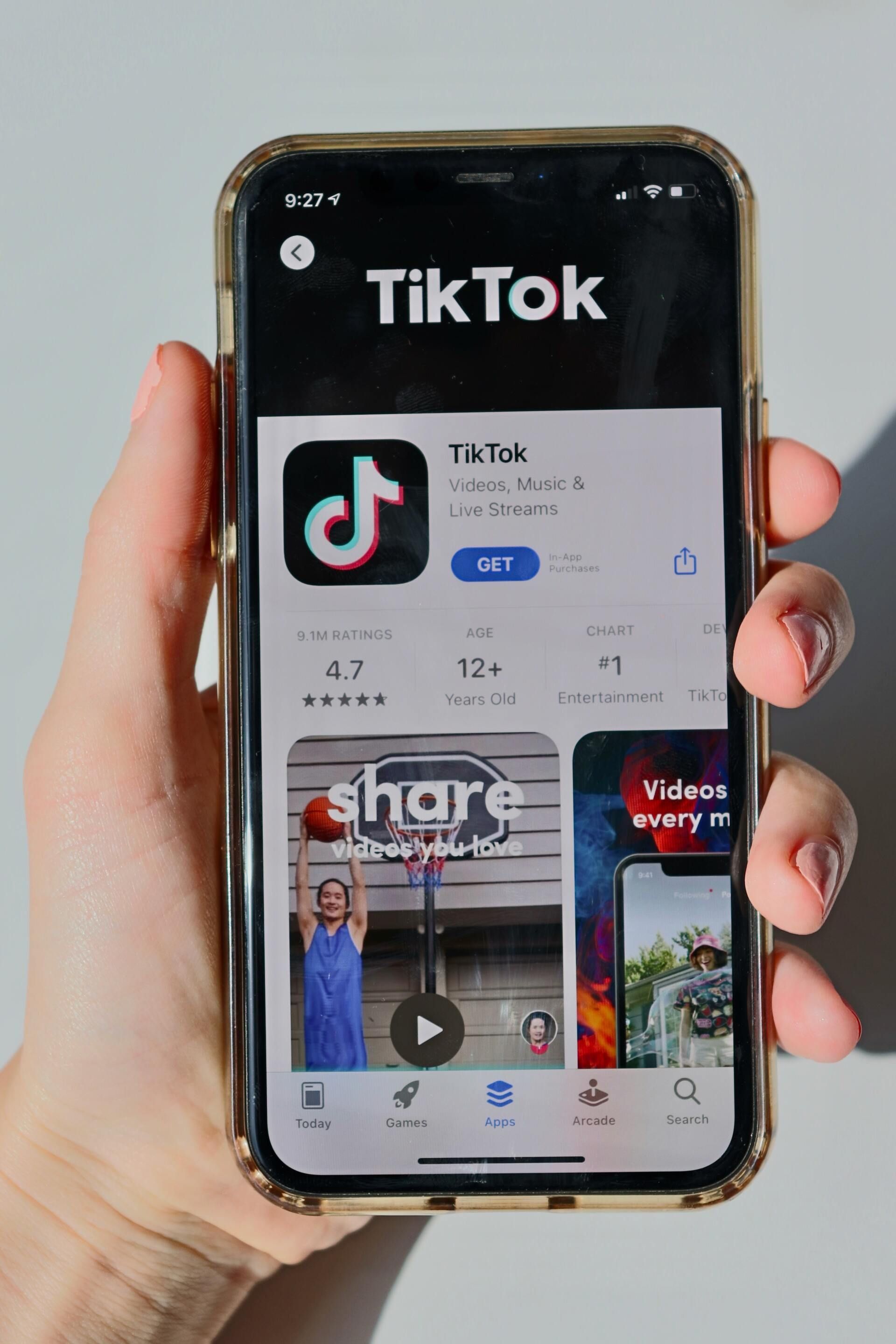 Hombre descargando TikTok para utilizarlo en sus estrategias de marketing
