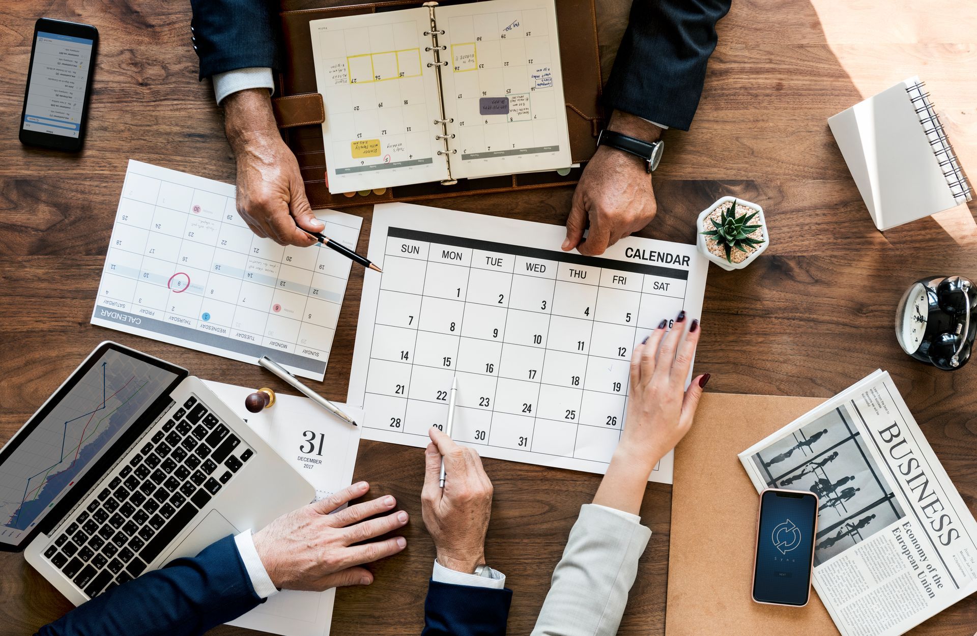 equipo realizando un calendario para creación de contenido para redes sociales 