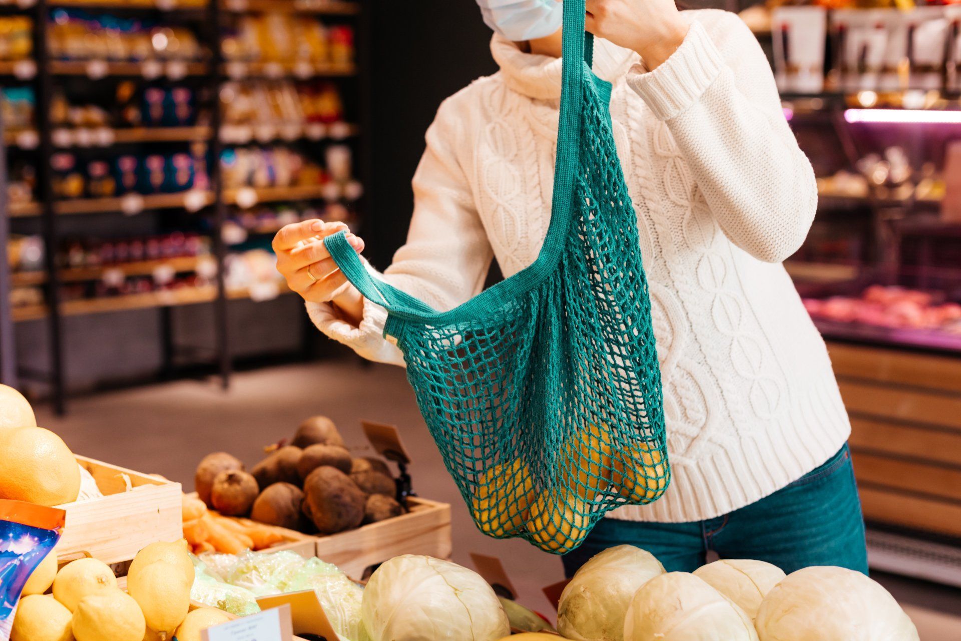 Compras sustentables en una tienda agrícola local