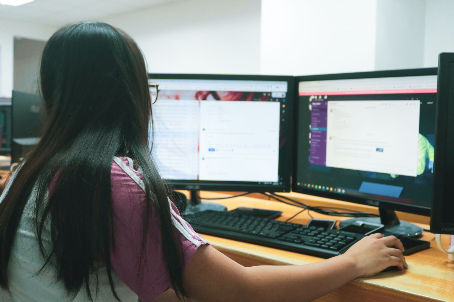 mujer utilizando una página web en una computadora de escritorio
