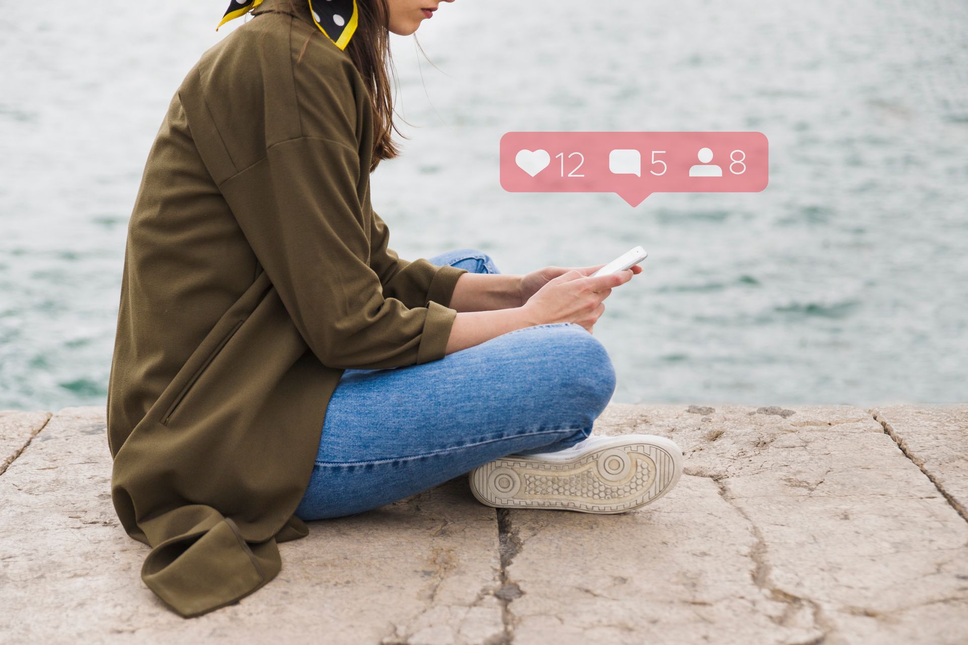 mujer revisando sus redes sociales en su teléfono inteligente 