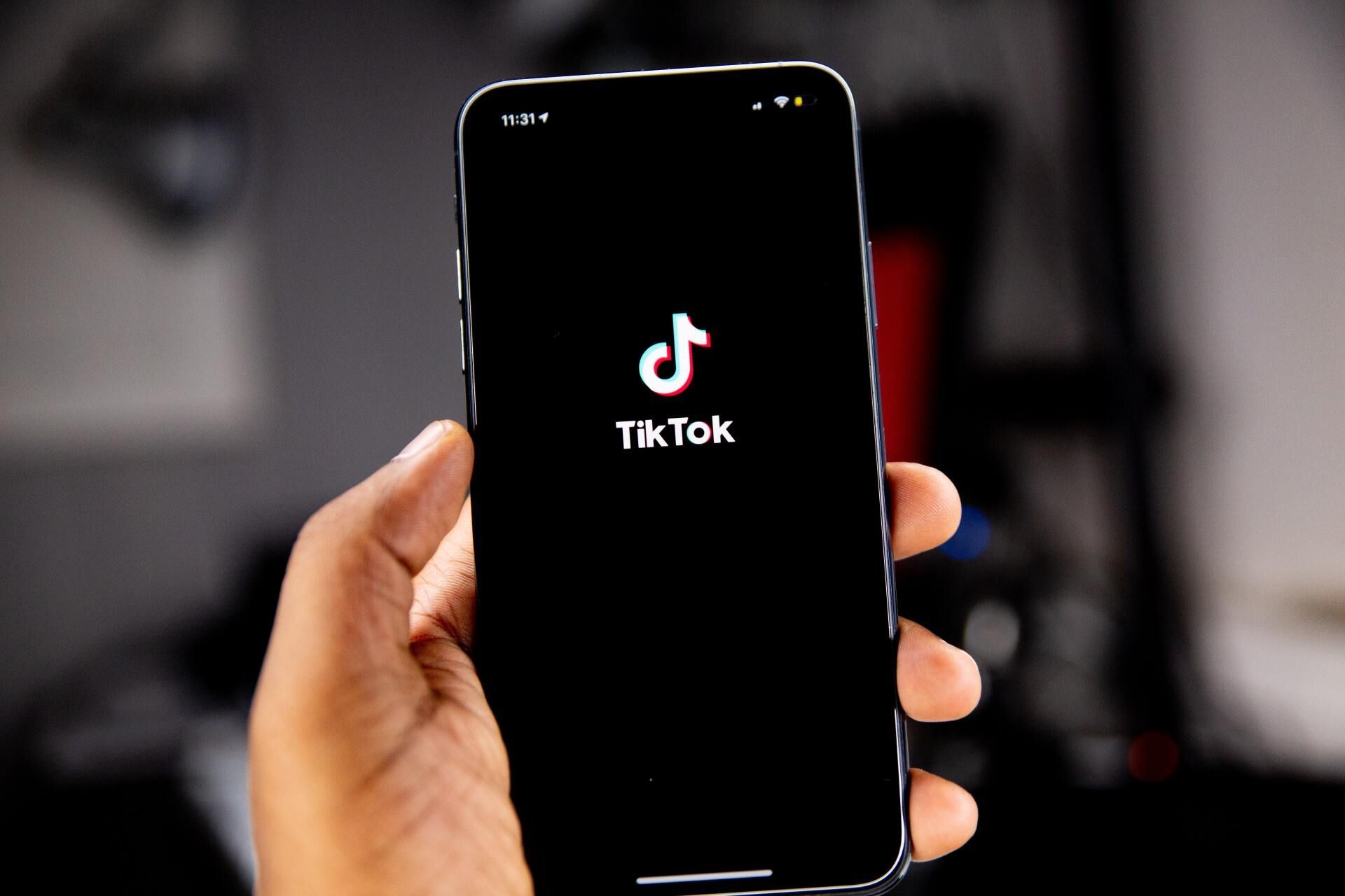 teléfono celular abriendo la aplicación TikTok