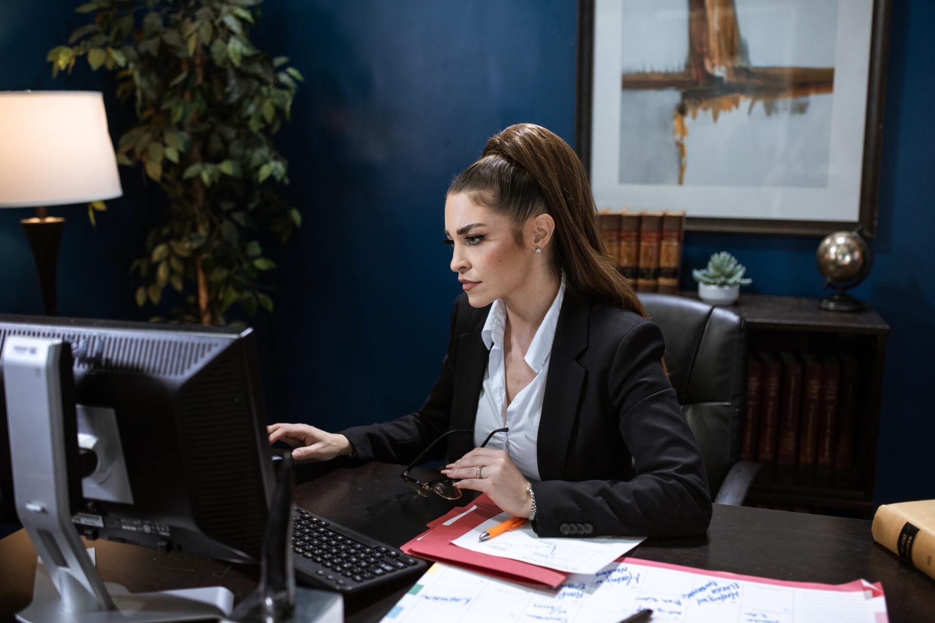 Mujer adulta utilizando una PC de escritorio en su empresa