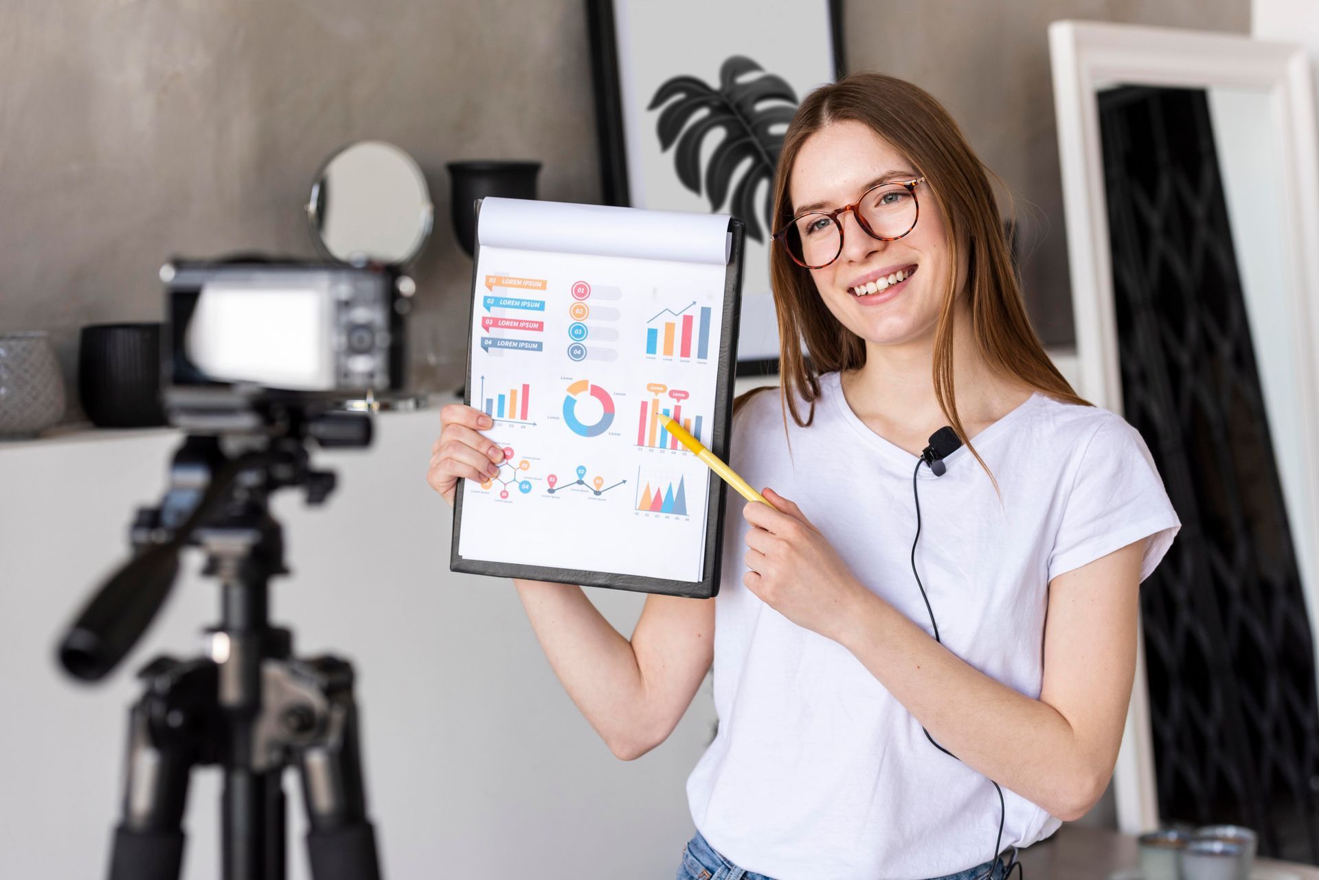 mujer de servios de creación de contenido grabando un video informativo sosteniendo una tabla de datos