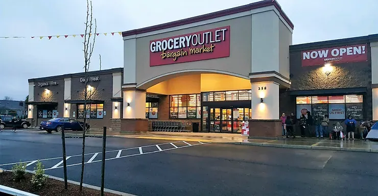 A grocery outlet is now open in a shopping center.