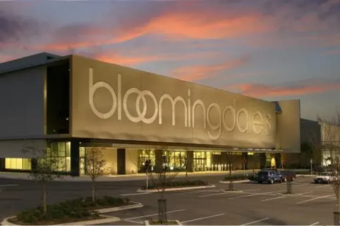 A large building with the word bloomingdale on it