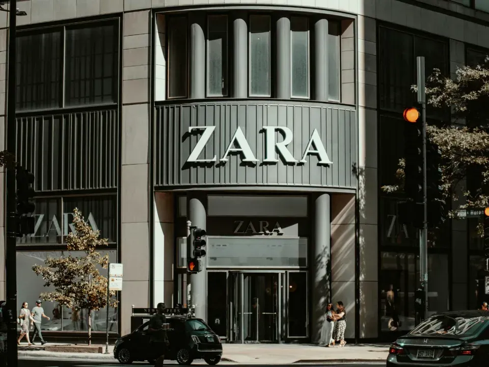 A zara store is located on the corner of a city street.