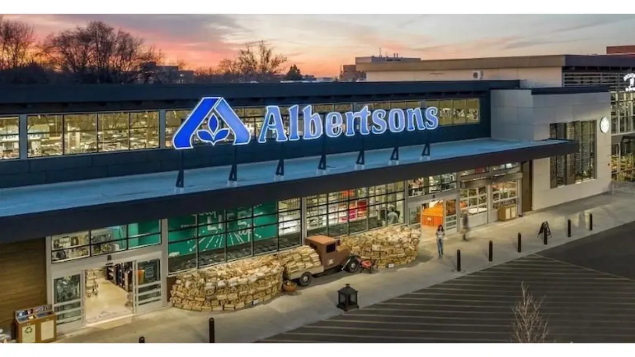 An aerial view of an albertsons grocery store at night.