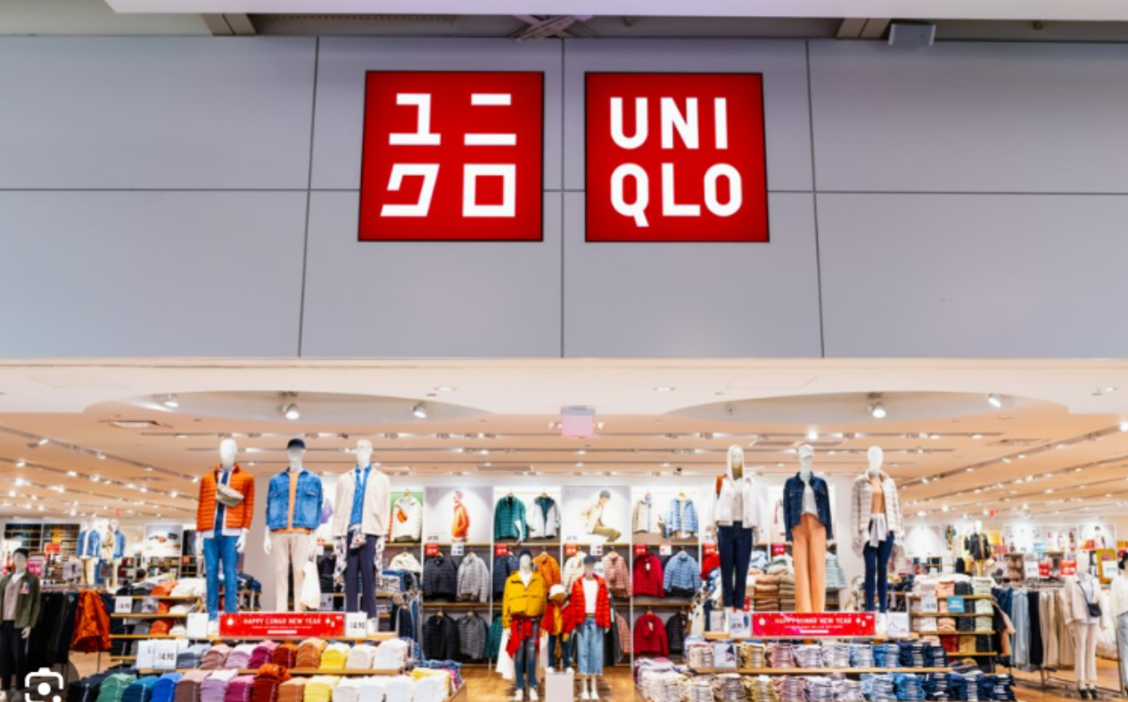 A store front of a clothing store called uniqlo.