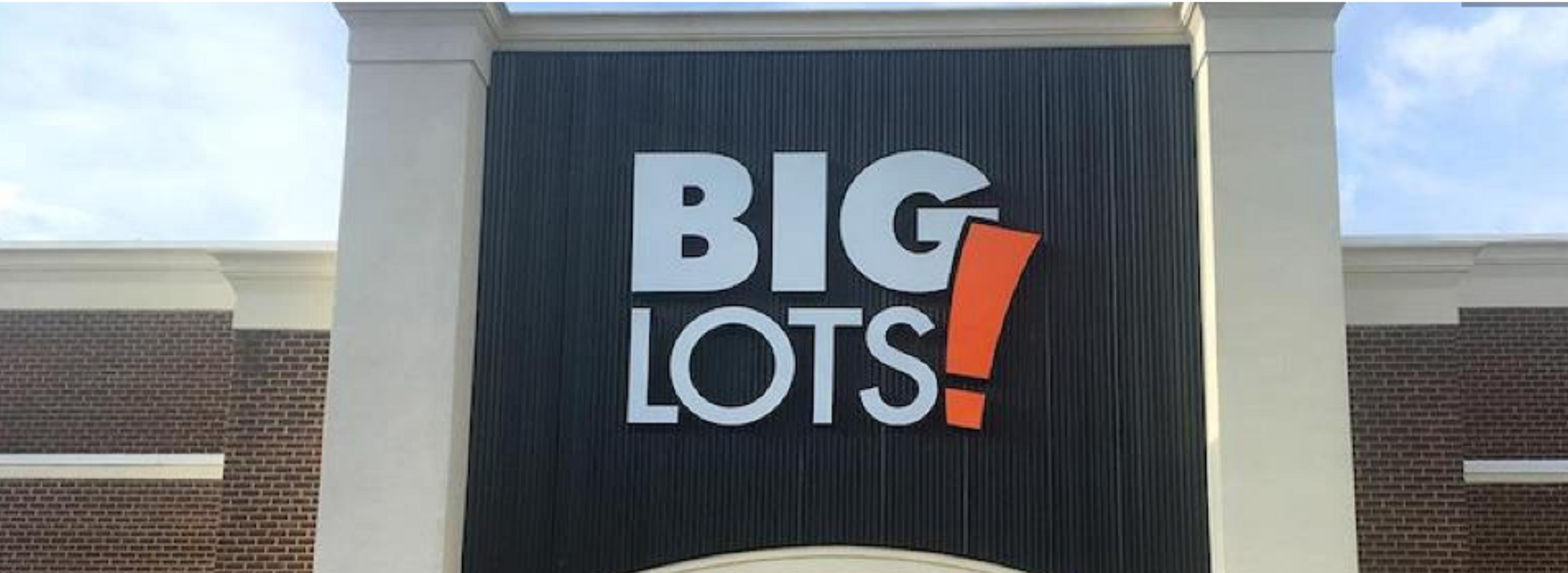 A big lots sign is on the side of a building