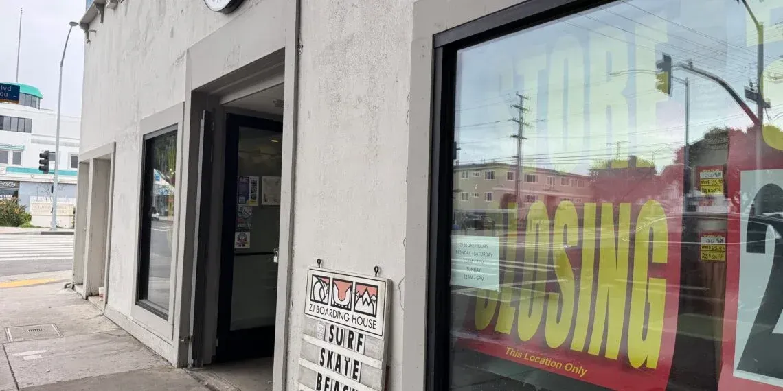A building with a sign on the side of it that says `` closing ''.