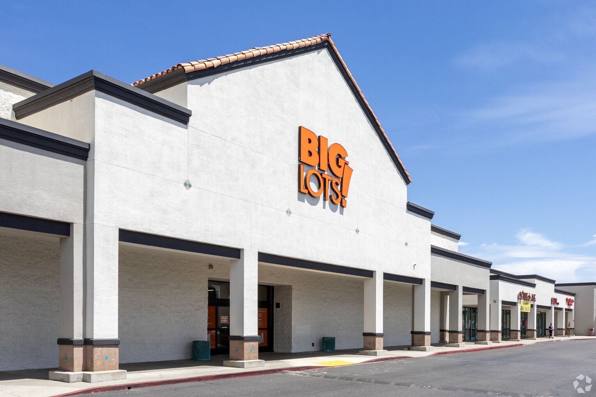 The front of a big lots store with a blue sky in the background