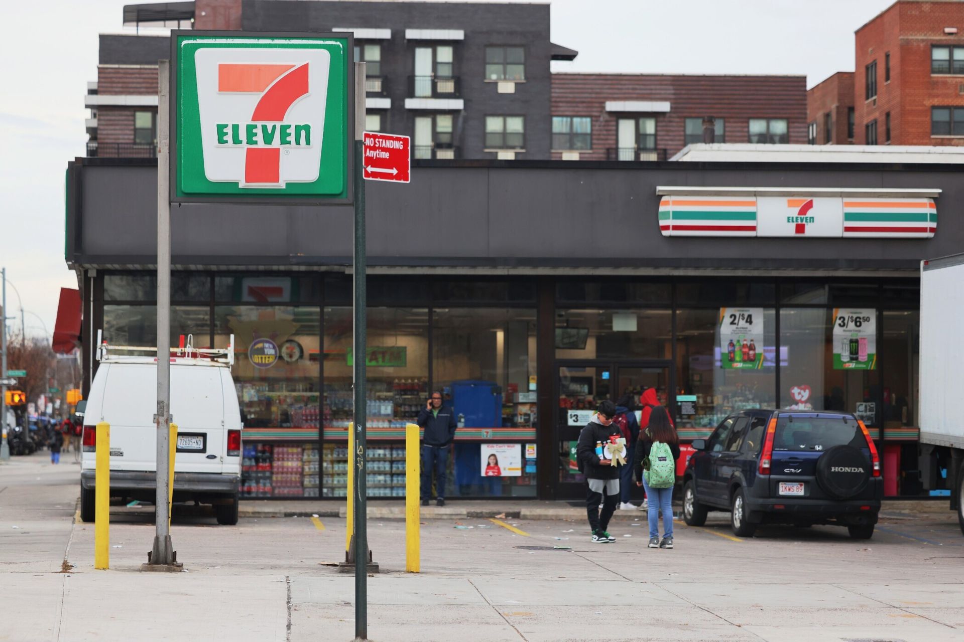 A 7 eleven store with cars parked in front of it