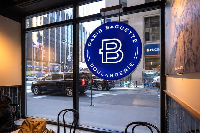 A restaurant with a sign that says paris baguette boulangerie on it