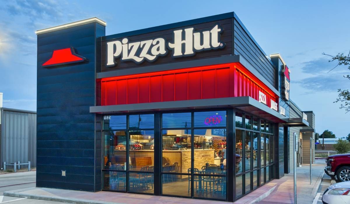 A pizza hut restaurant with a lot of windows