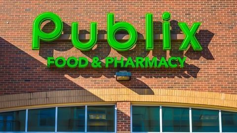 A brick building with a green sign that says publix food & pharmacy.