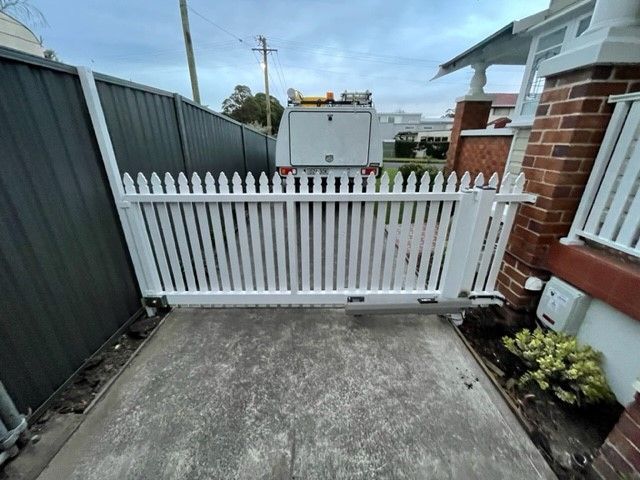 White Sliding Gate | Wollongong, NSW | Arrow Gate
