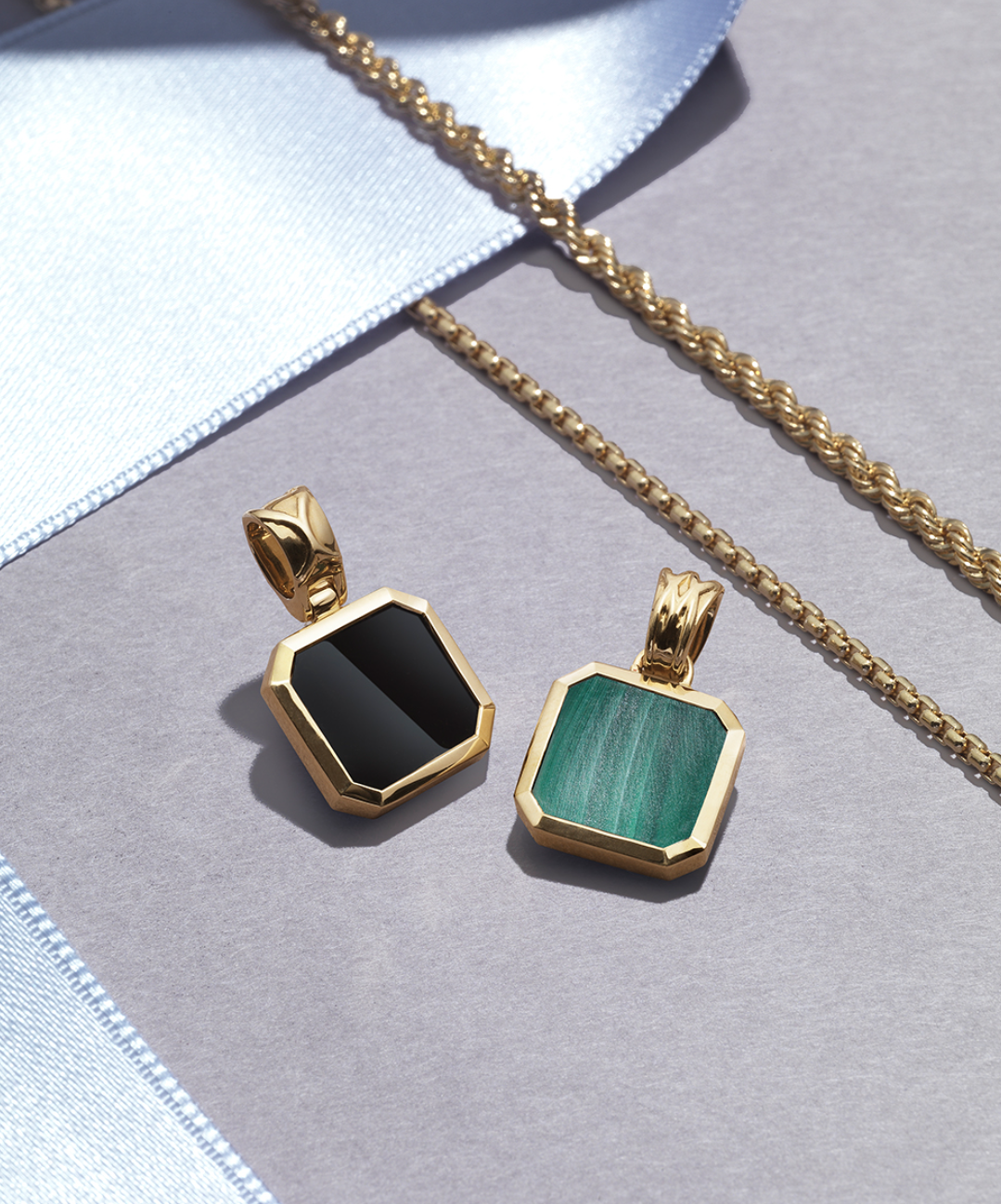 Un pendente quadrato nero e verde su una catena d'oro