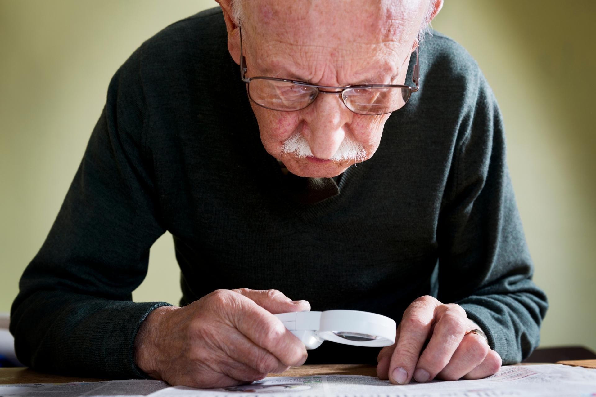 Early Signs Of Macular Degeneration Early signs of macular degeneration