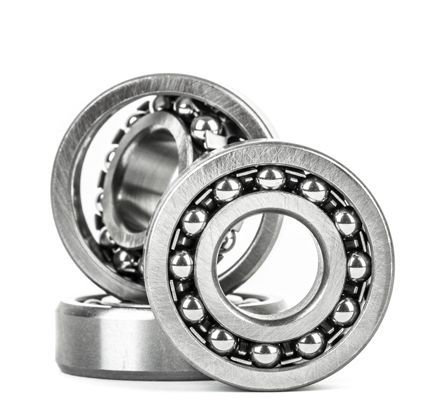 Tres rodamientos de bolas plateados apilados sobre un fondo blanco.