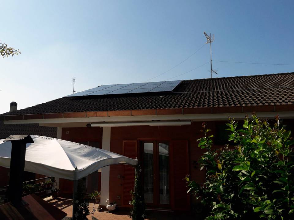 Tetto in tegole e pannello solare