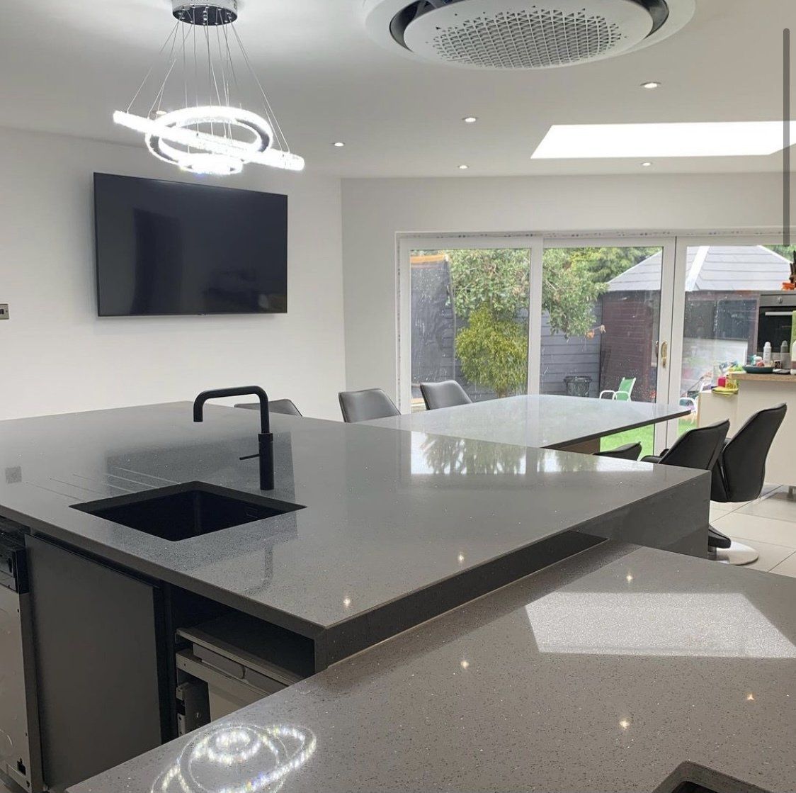 White kitchen with quartz worktop