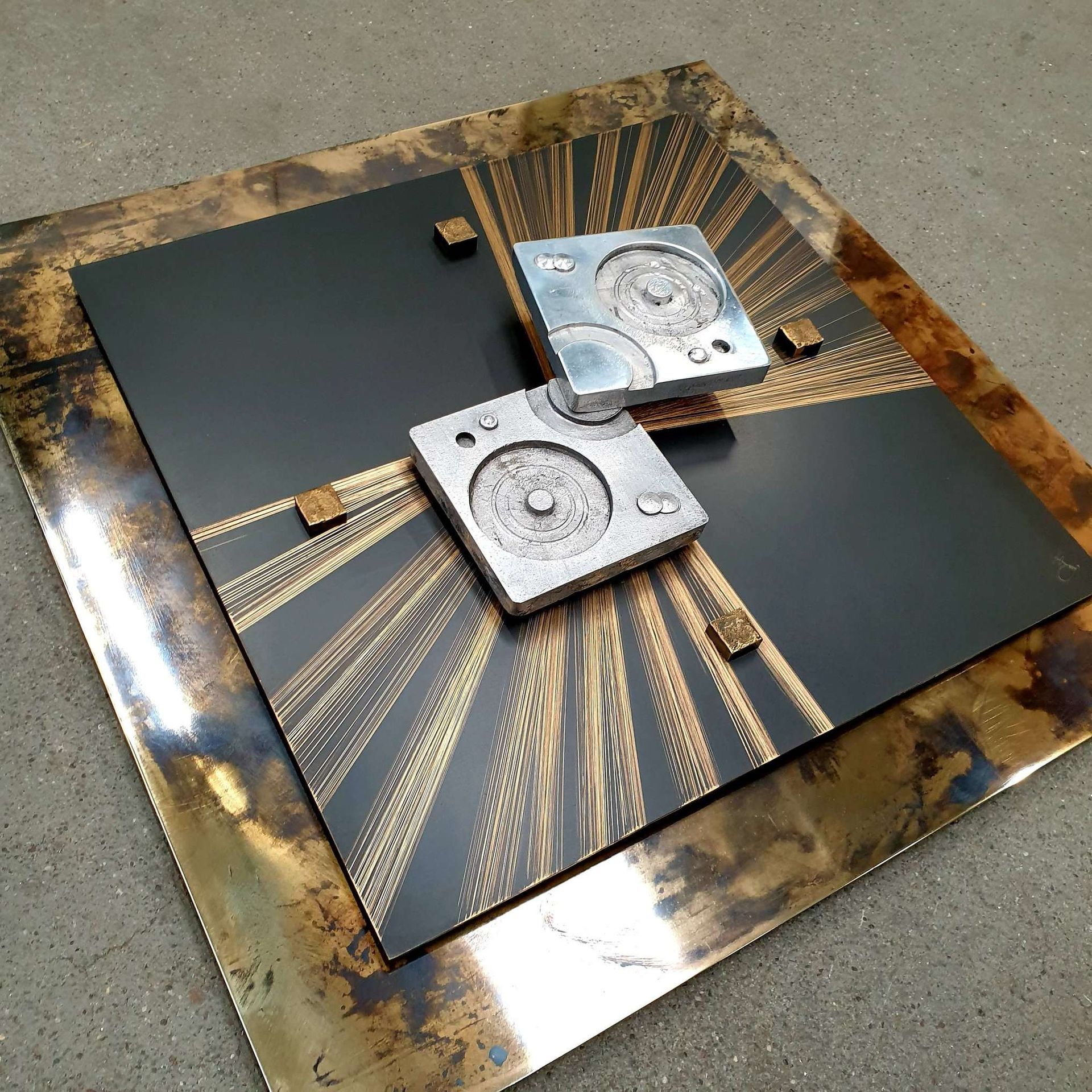 MOMENTI: PIASTRE IN ALLUMINIO FUSO SU LASTRA IN BRONZO OSSIDATO