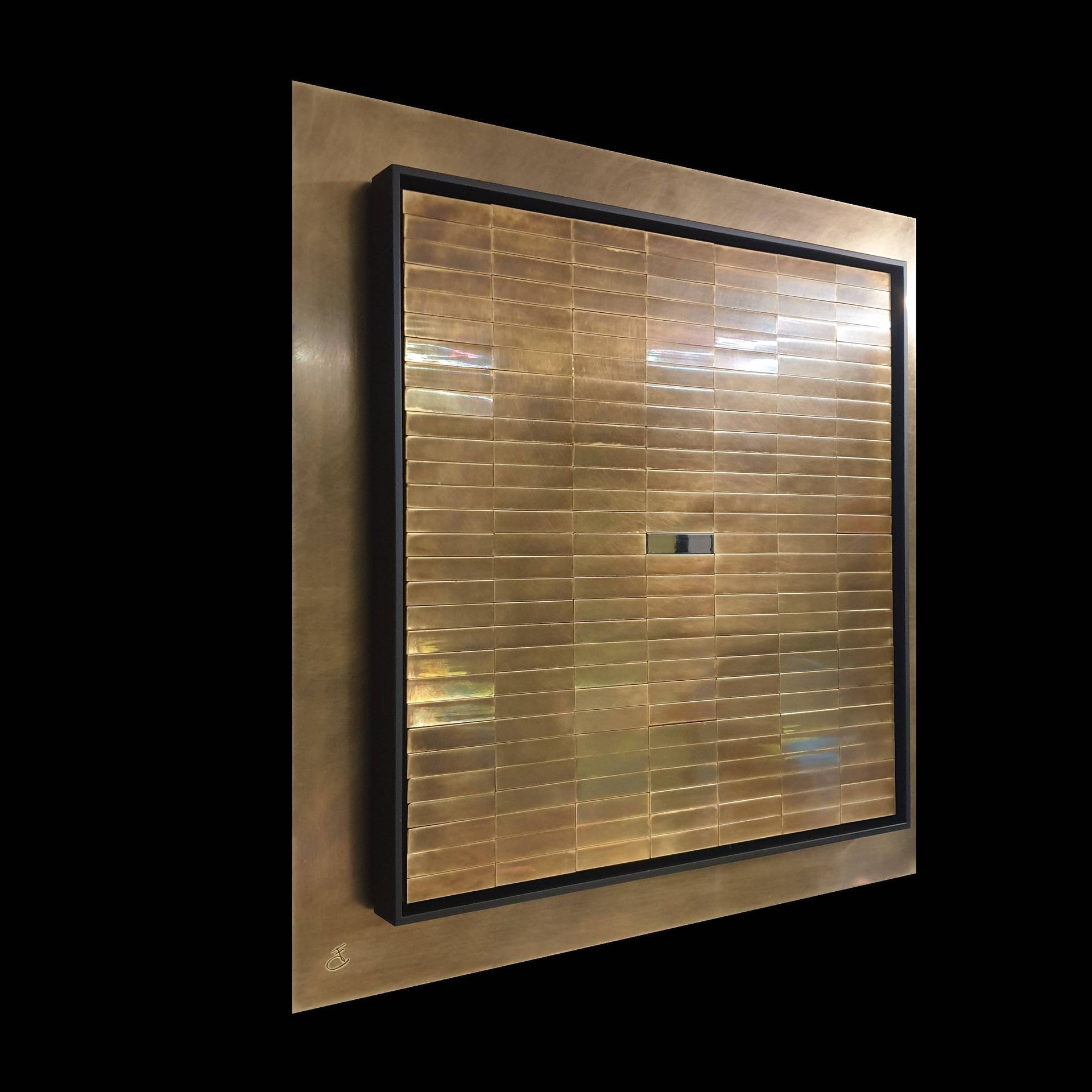 UNICO: MOSAICO COMPOSTO DA TASSELLI IN  OTTONE
SU LASTRA IN BRONZO OSSIDATO