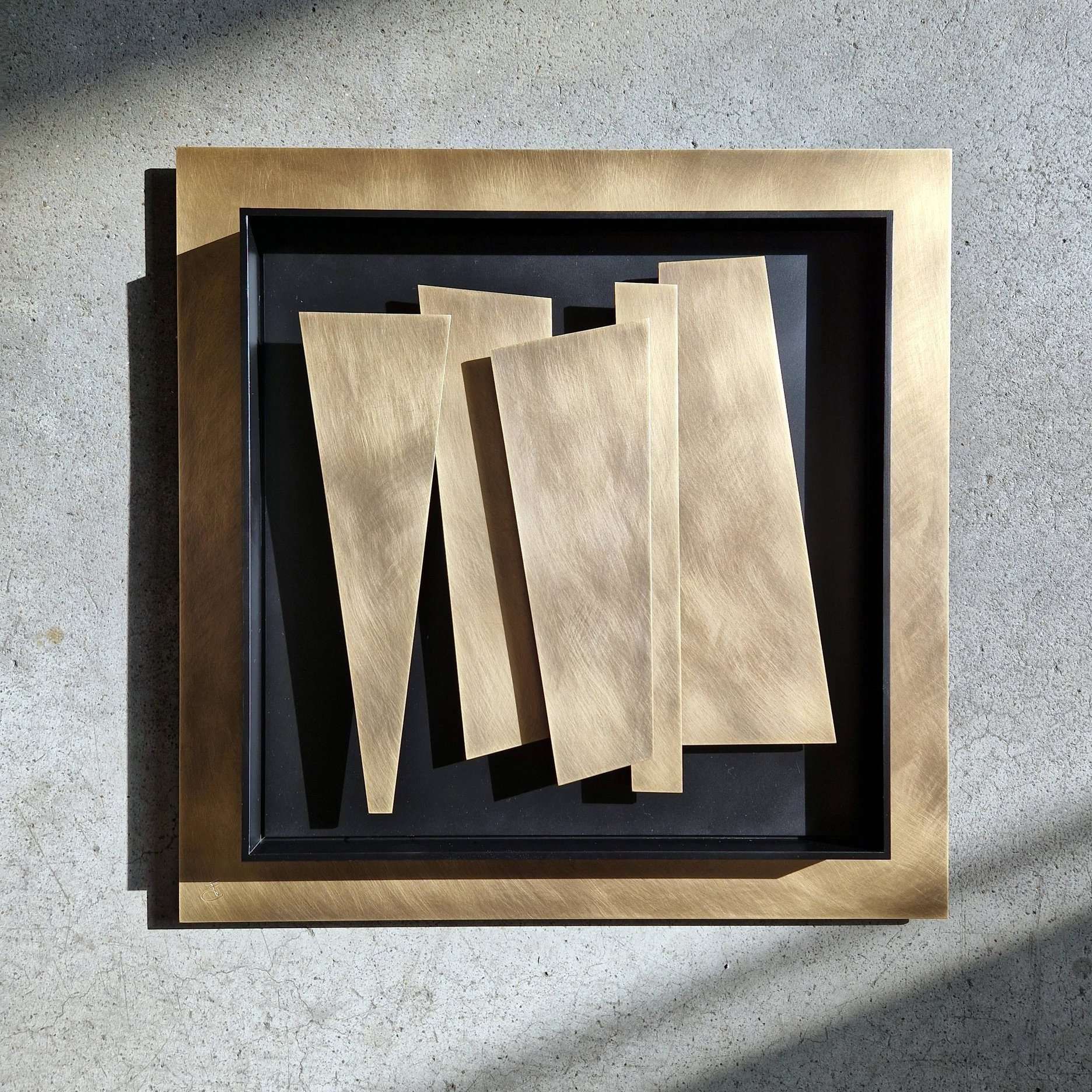 VELE: LASTRE SOVRAPPOSTE IN OTTONE BRONZATO