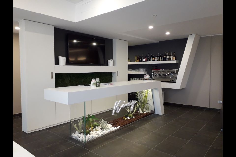 bancone bianco di un ristorante moderno