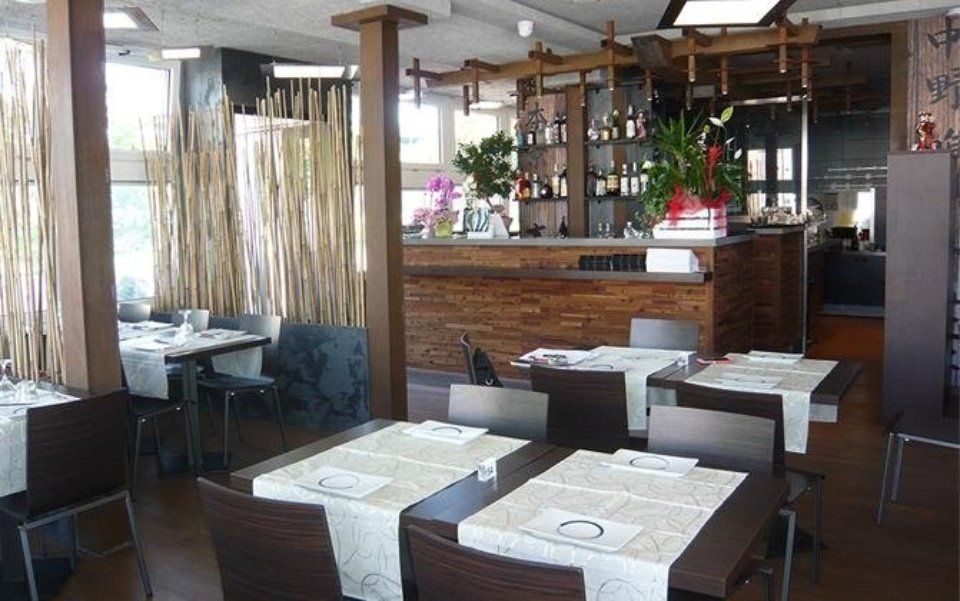 arredi in legno di un ristorante