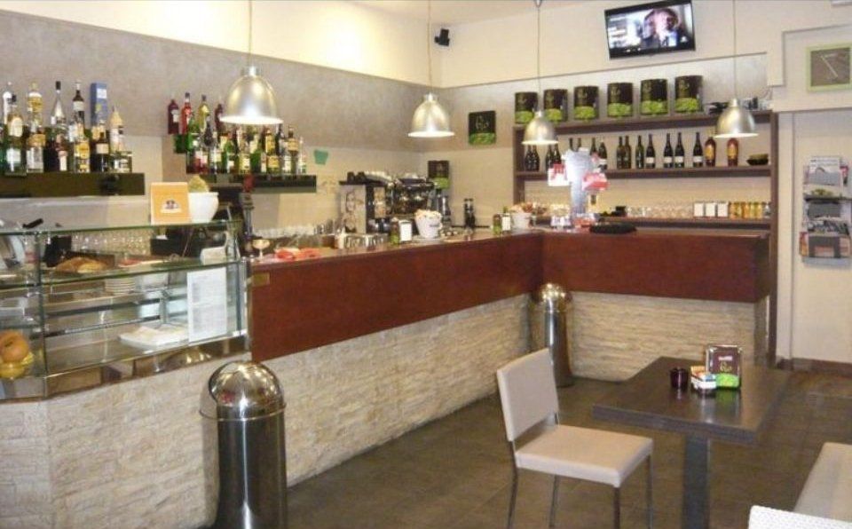 bancone in legno di un lounge bar