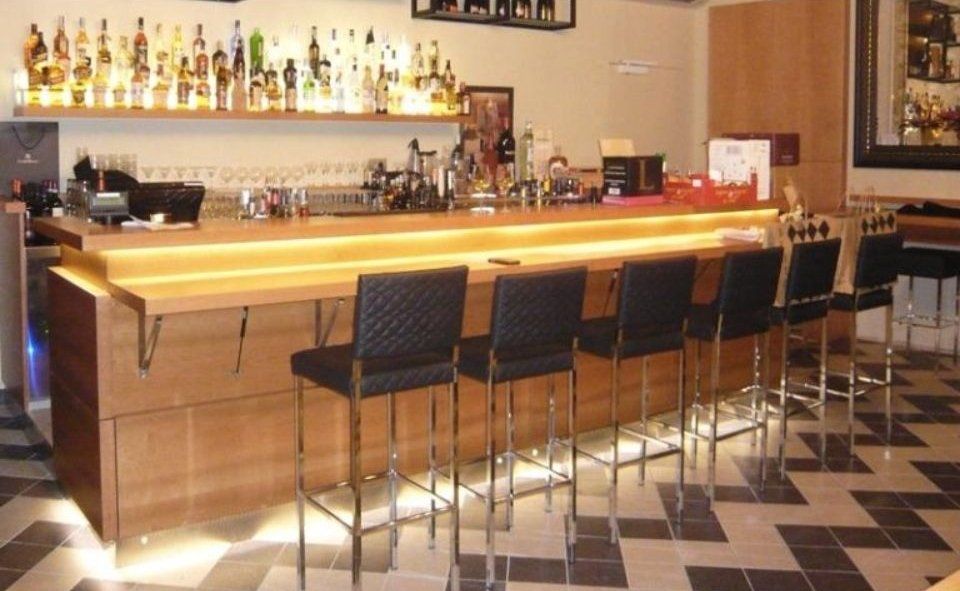 bancone con sgabelli