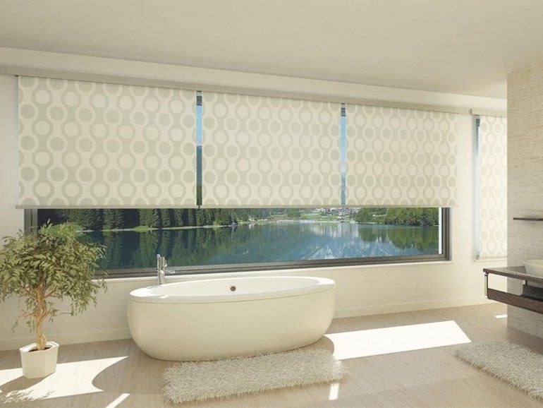 tenda a rullo in un bagno minimal