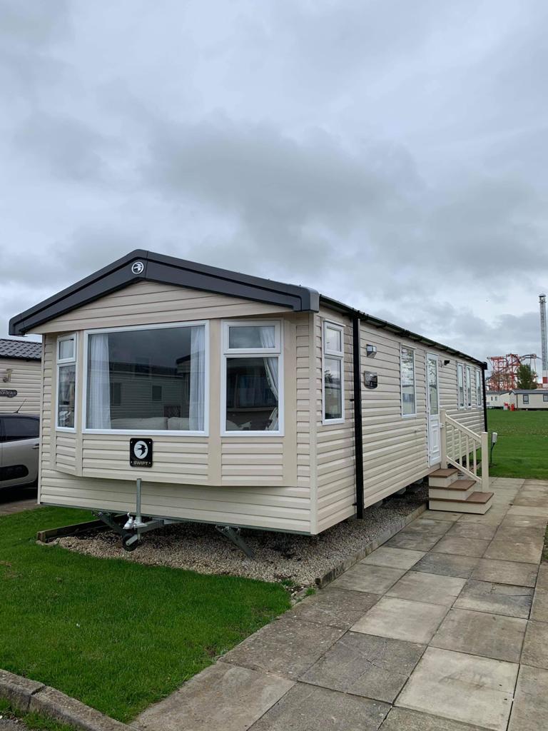Hire Cedar Wood Caravan North Yorkshire Flamingo Land