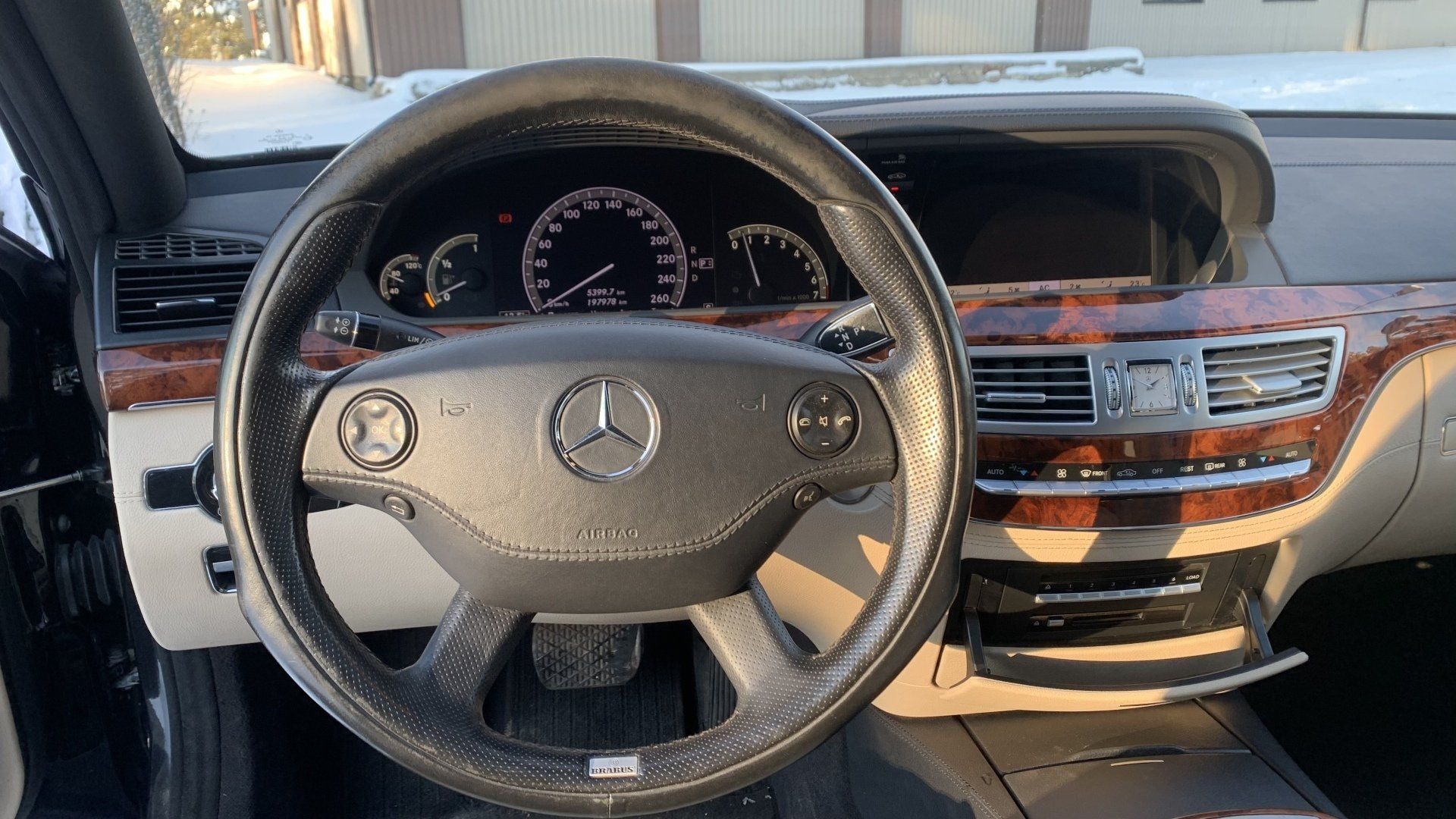 Mercedes Benz stūres tuvplāns