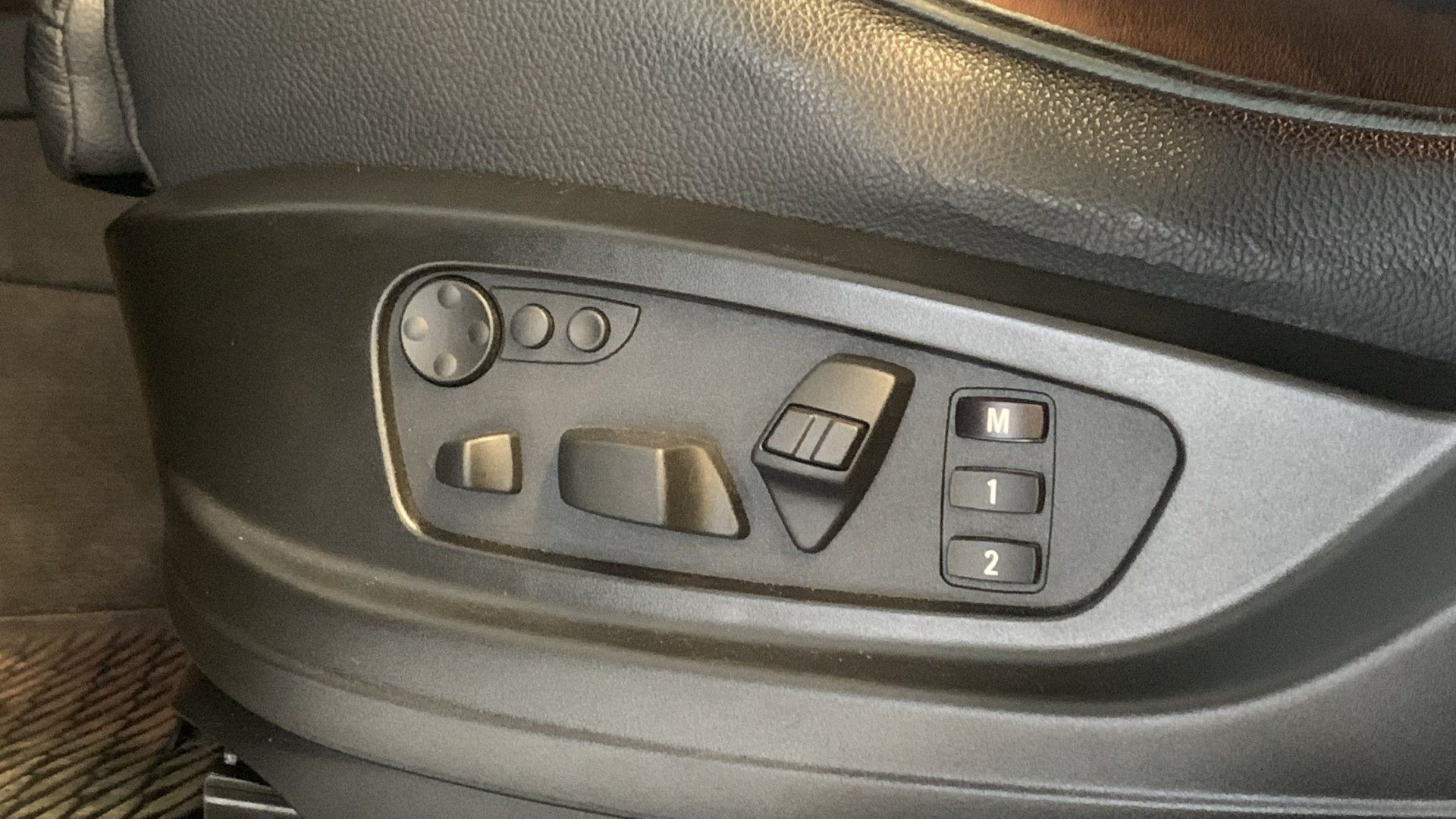 Tuvplāns automašīnas sēdeklim ar pogām uz tā.