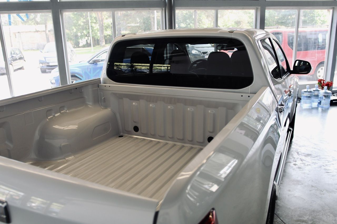 Baltas kravas automašīnas aizmugure ir parādīta izstāžu zālē.