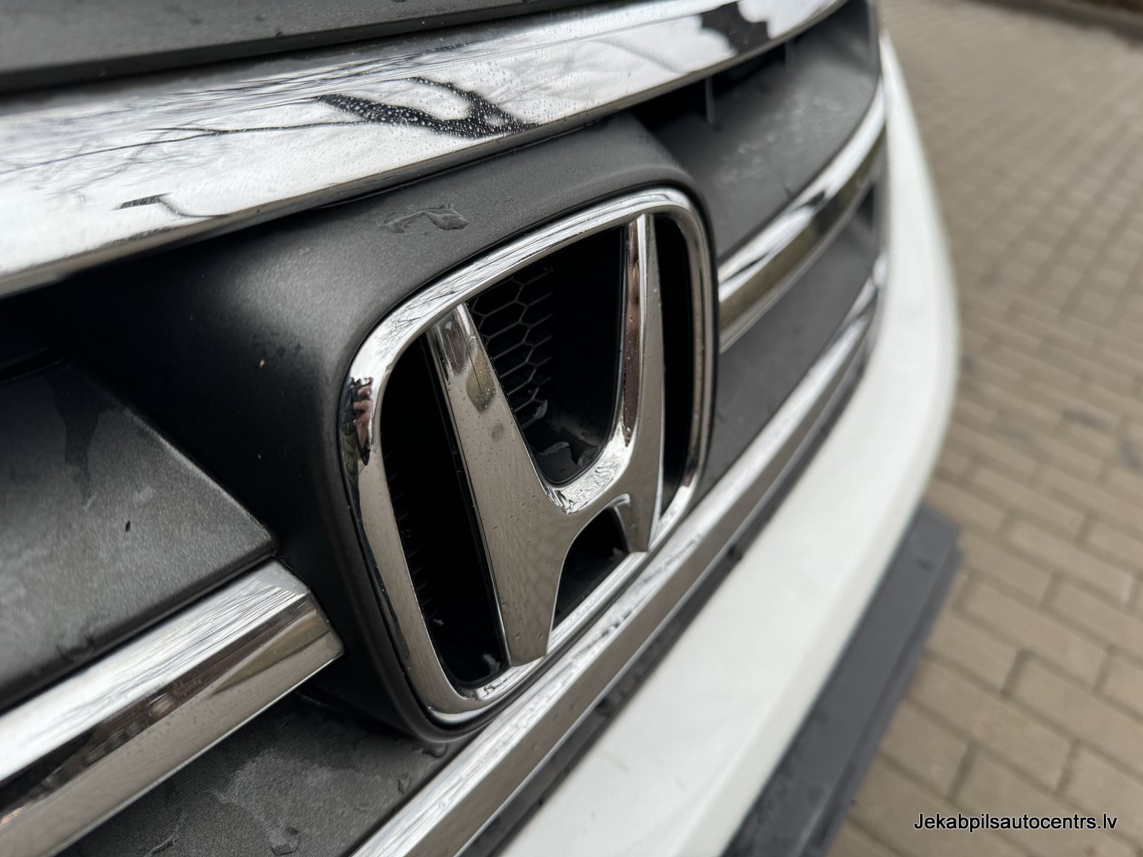 Tuvplāns Honda logotipam automašīnas priekšpusē