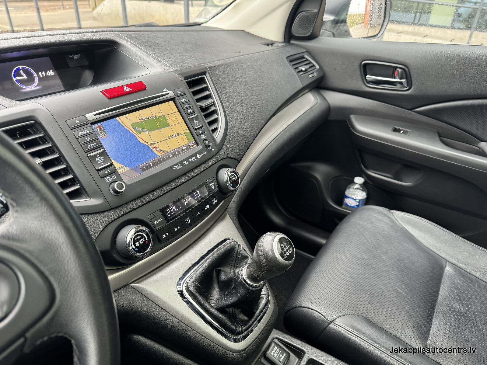 Automašīnas salons ar GPS uz paneļa.