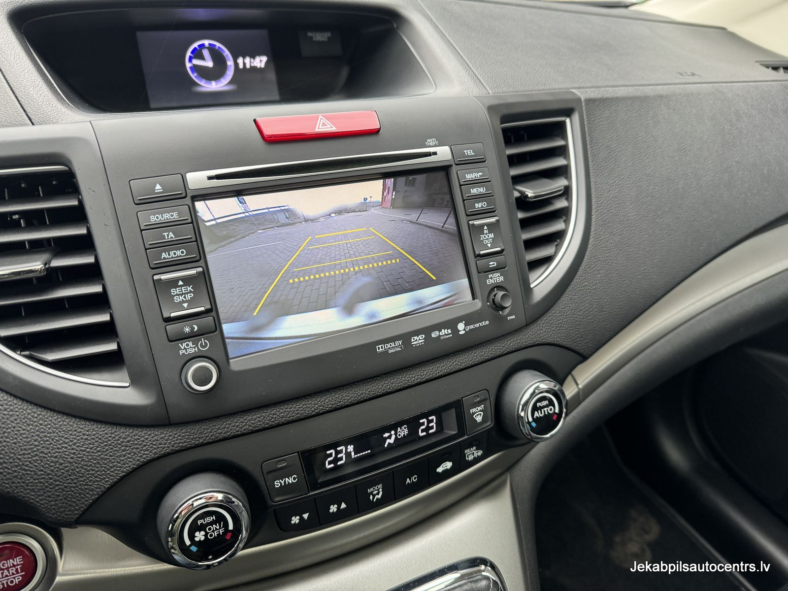 Uz automašīnas paneļa tiek parādīta atpakaļskata kamera