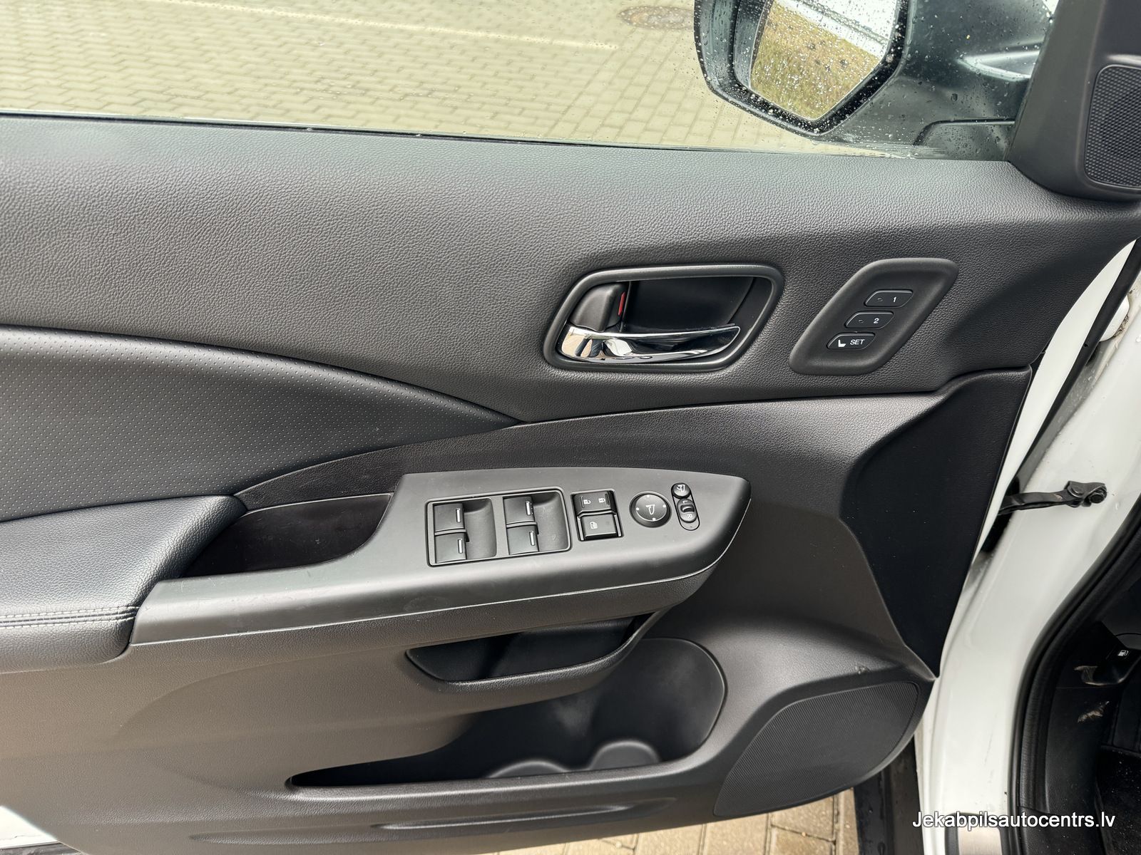 Tuvplāns baltas automašīnas durvju rokturim.