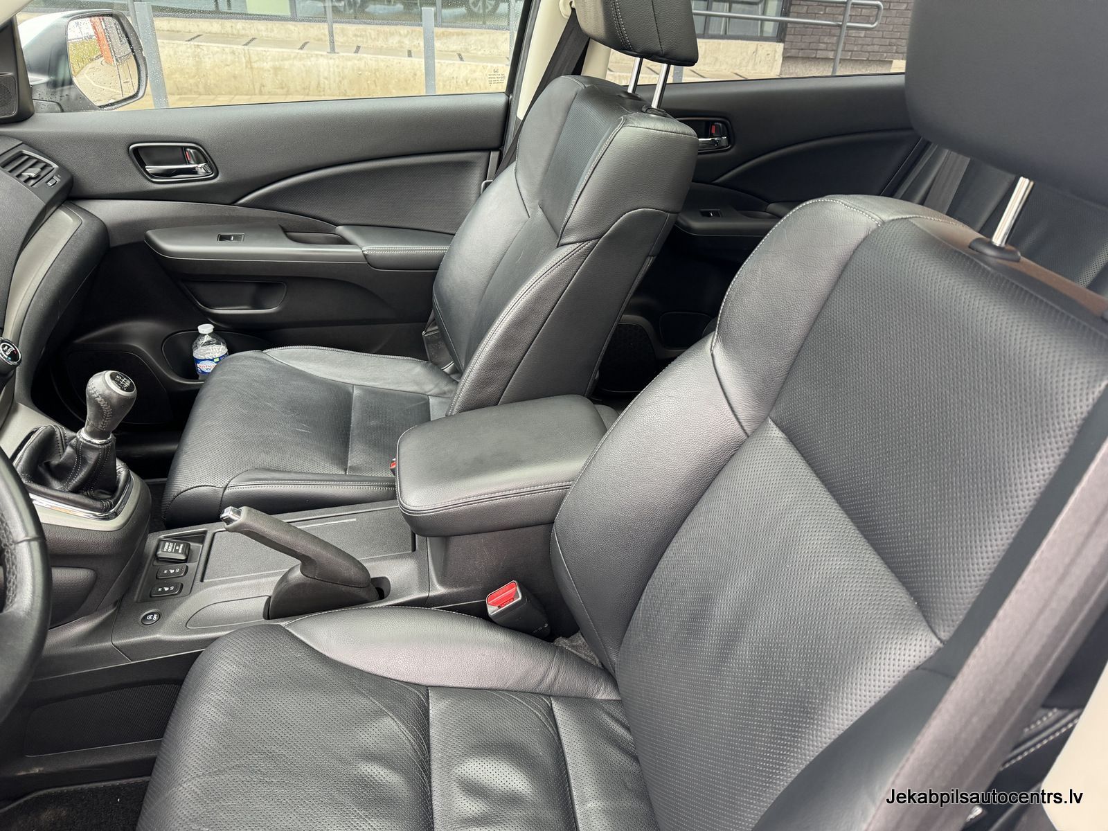 Automašīnas salons ar melniem ādas sēdekļiem