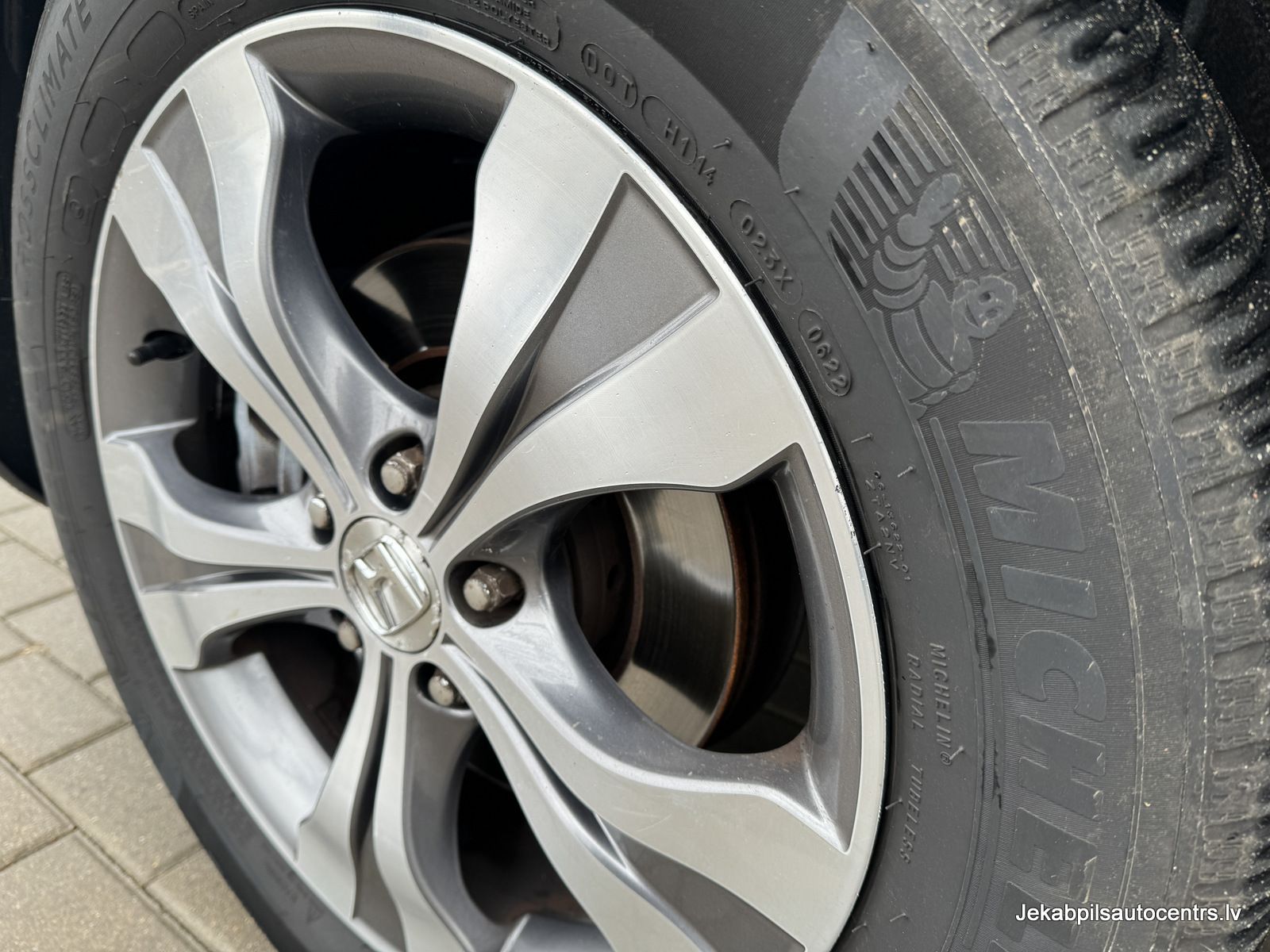 Tuvplāns no automašīnas riteņa ar riepu uz tā