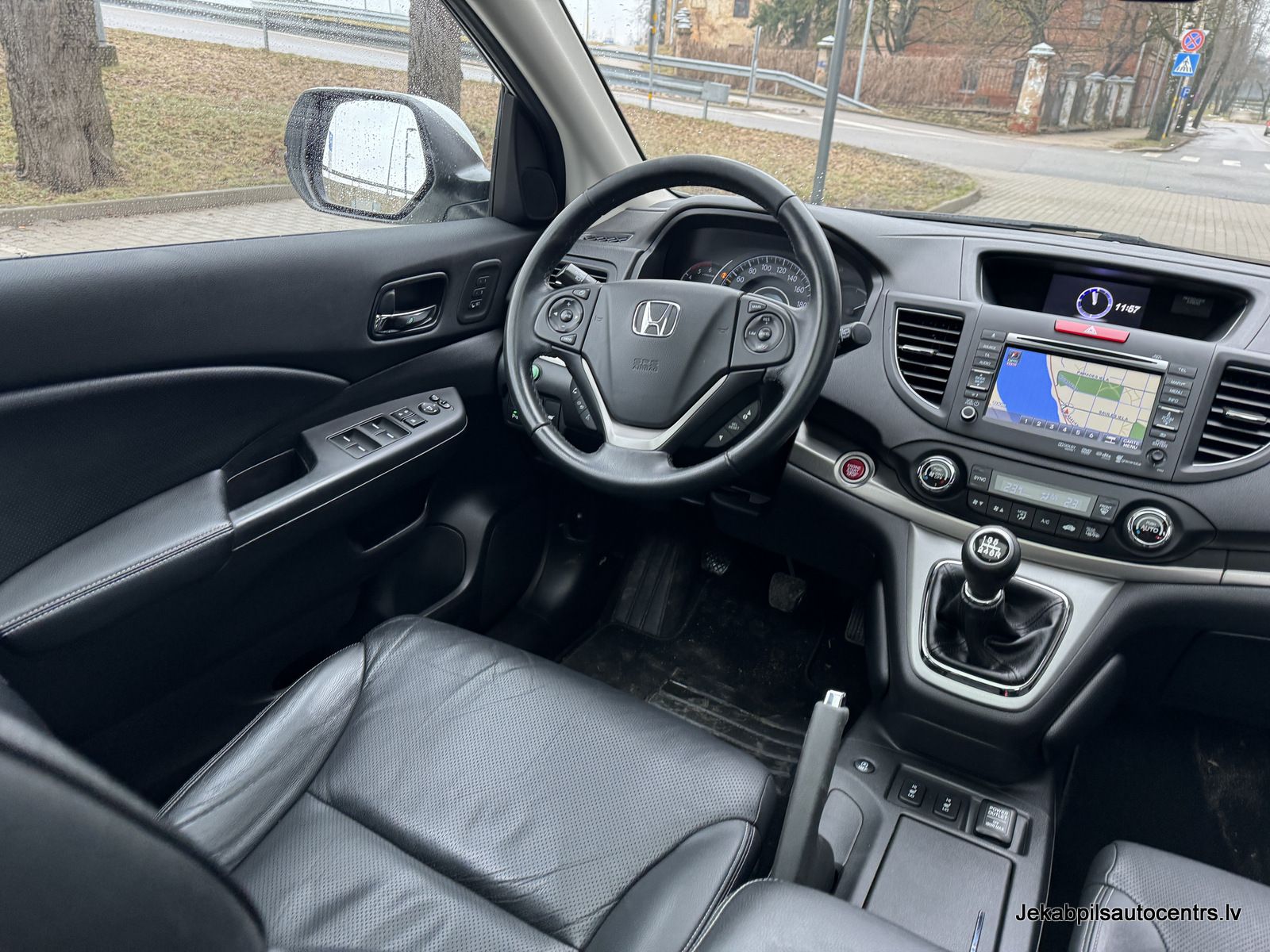 Honda cr v interjers ar ādas sēdekļiem un stūri.