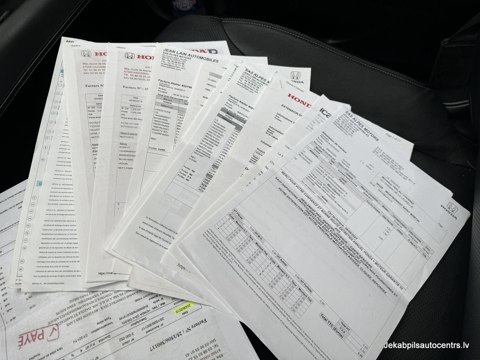 Kaudzi papīru, uz kuriem ir rakstīts, ka maksā