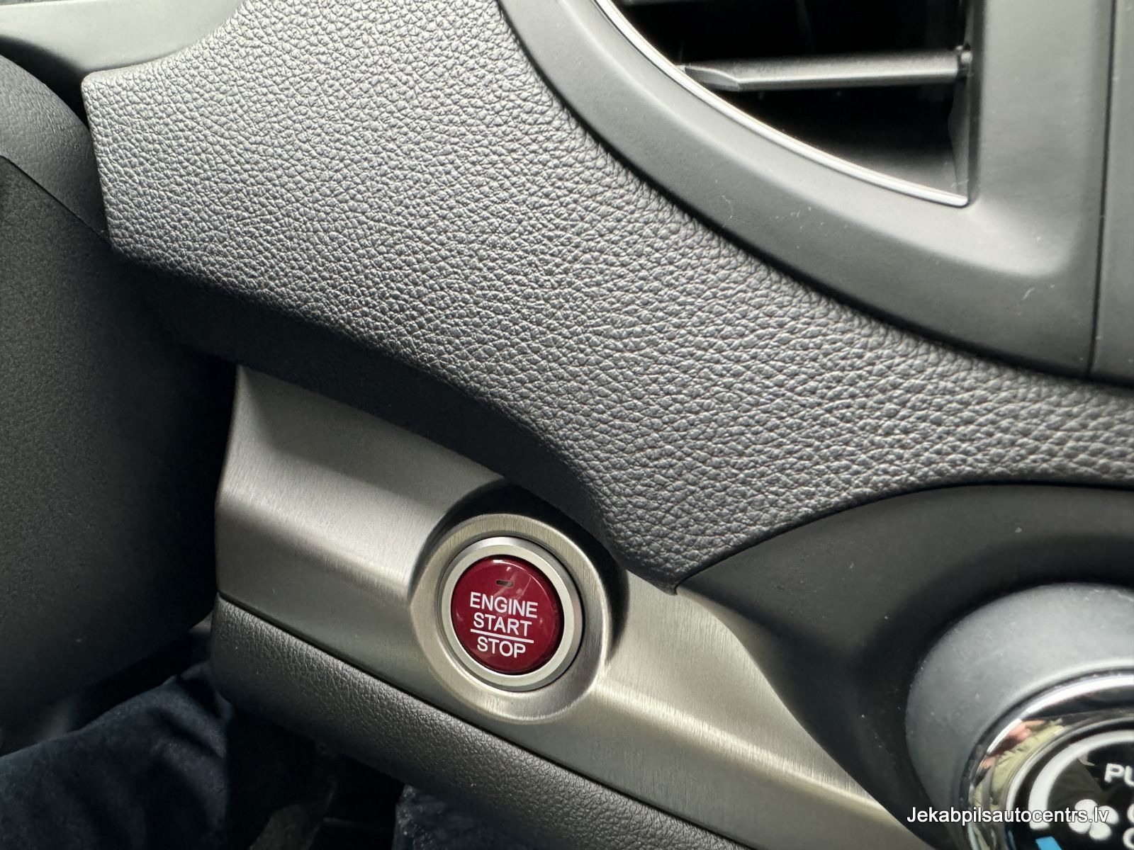 Tuvplāns ar automašīnas dzinēja iedarbināšanas apturēšanas pogu