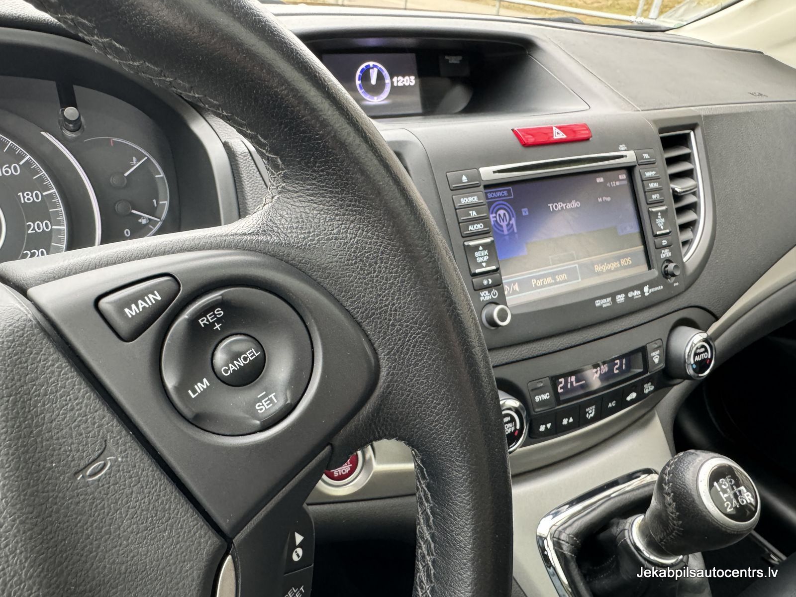 Automašīnas iekšpuse ar stūri un radio.