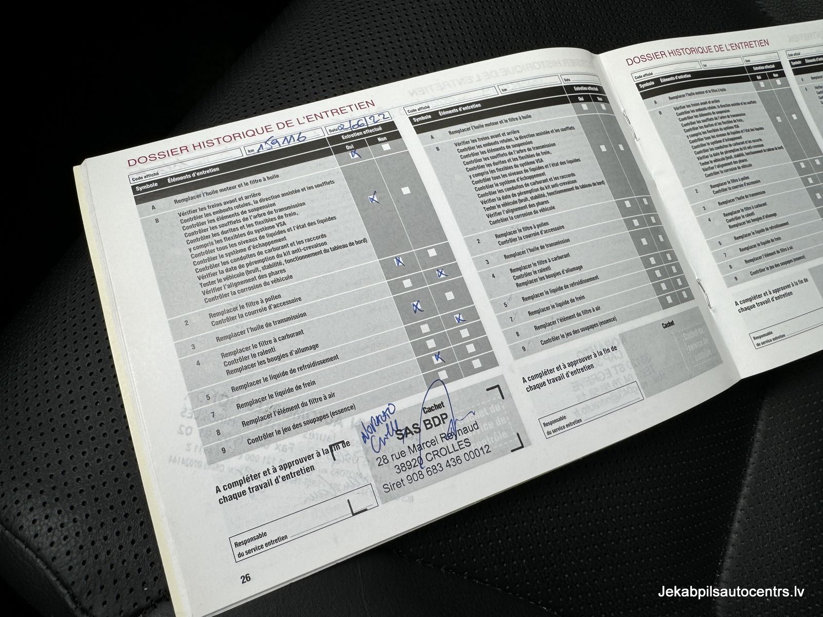 Grāmata ir atvērta lapai ar uzrakstu 