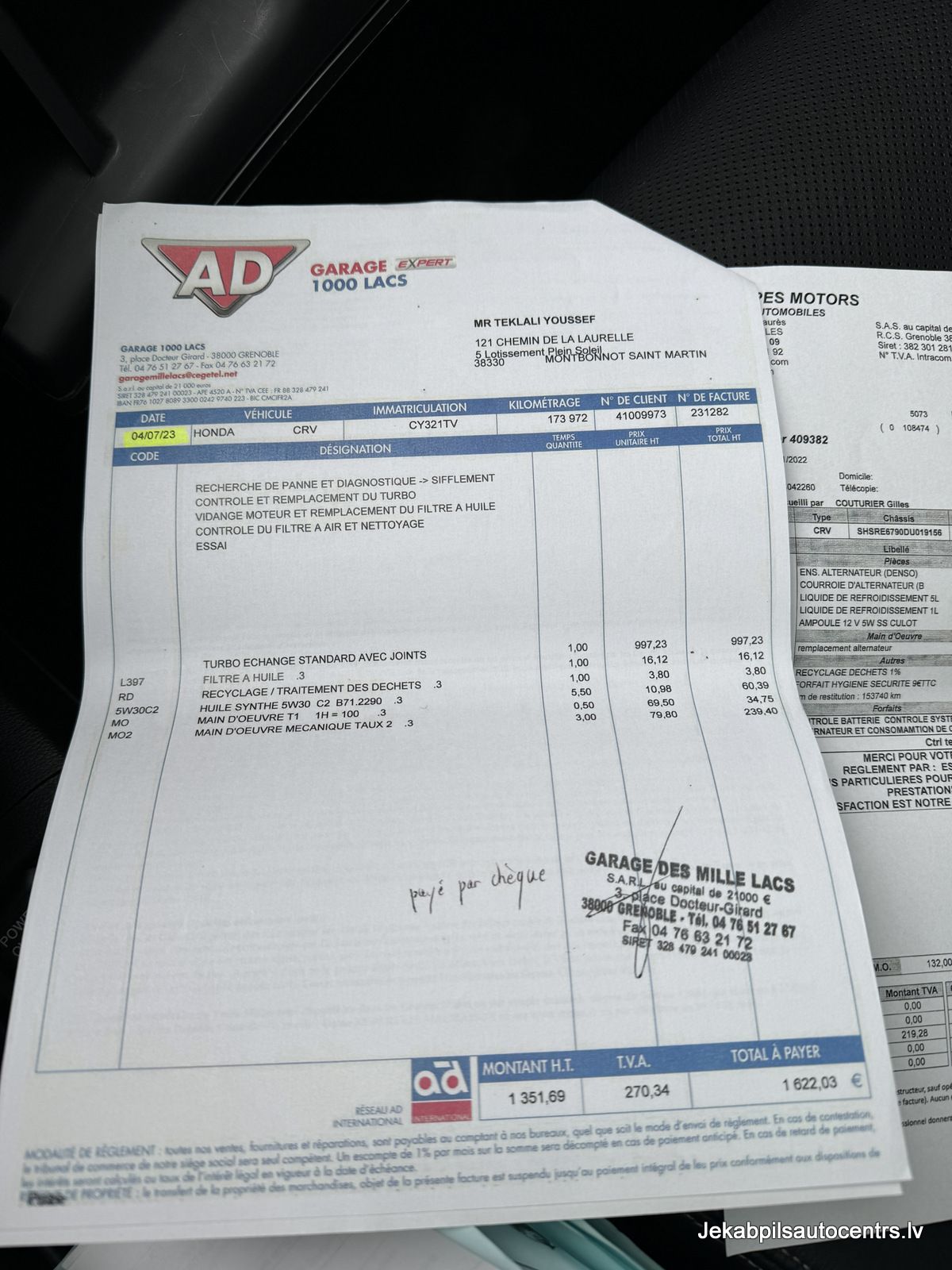 Uz automašīnas sēdekļa sēž reklāmas rēķins